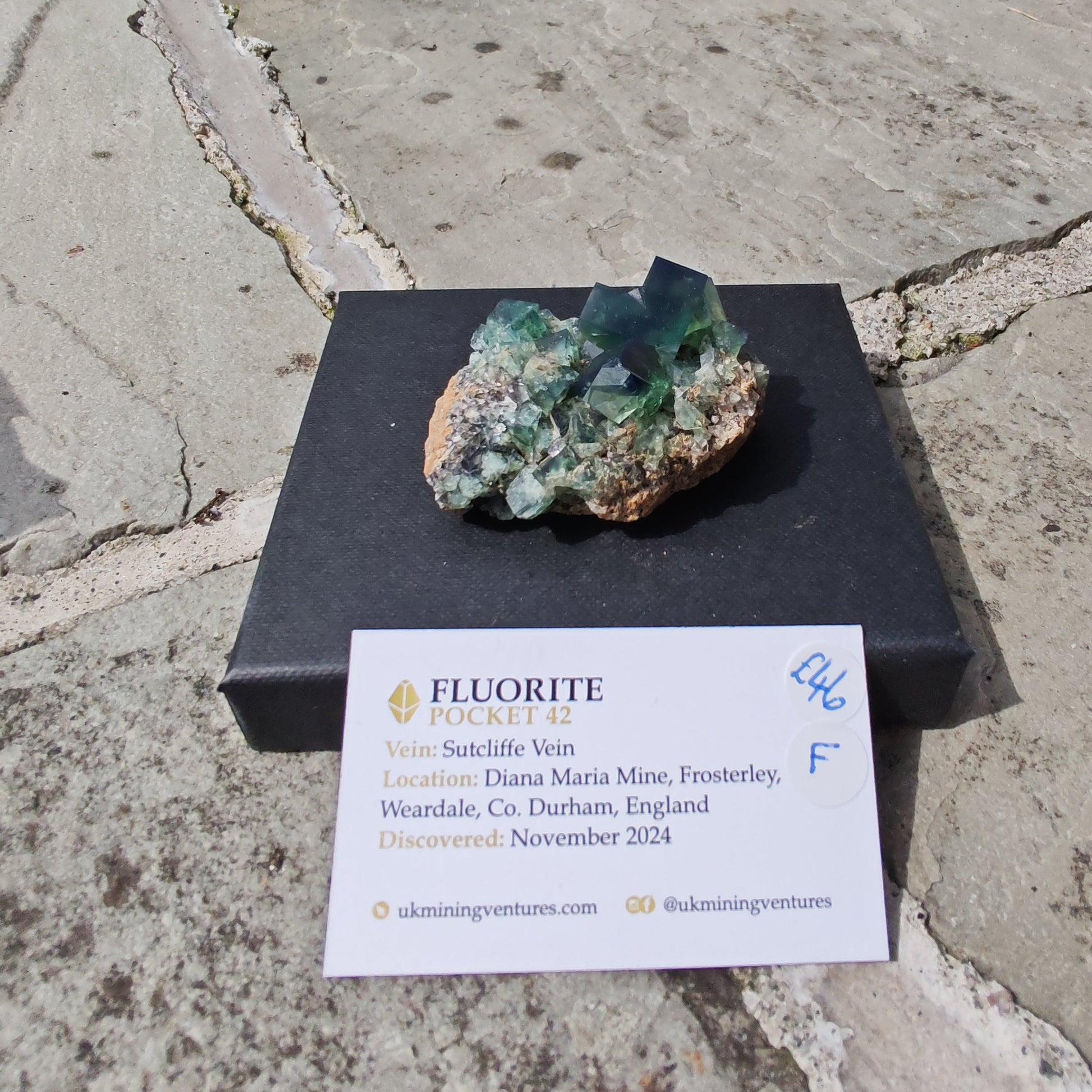 Pocket 42 Fluorite specimen with green glassy cubes