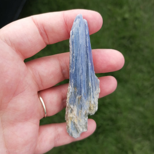 blue and white kyanite blade